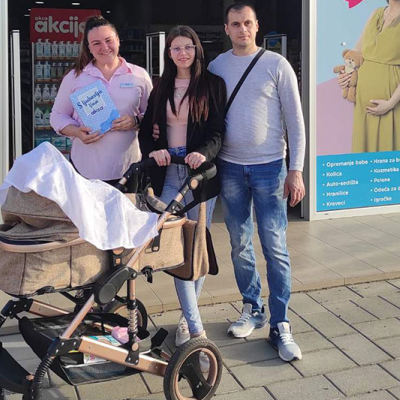 Kad Aksa slavi rođendan, bebe dobijaju poklone