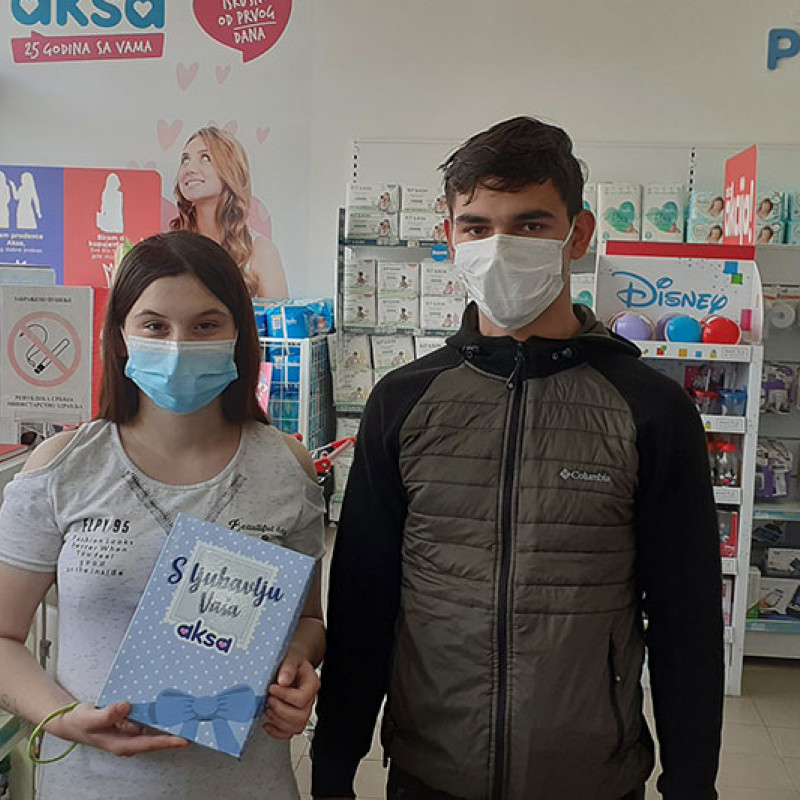 Kad Aksa slavi rođendan, bebe dobijaju poklone
