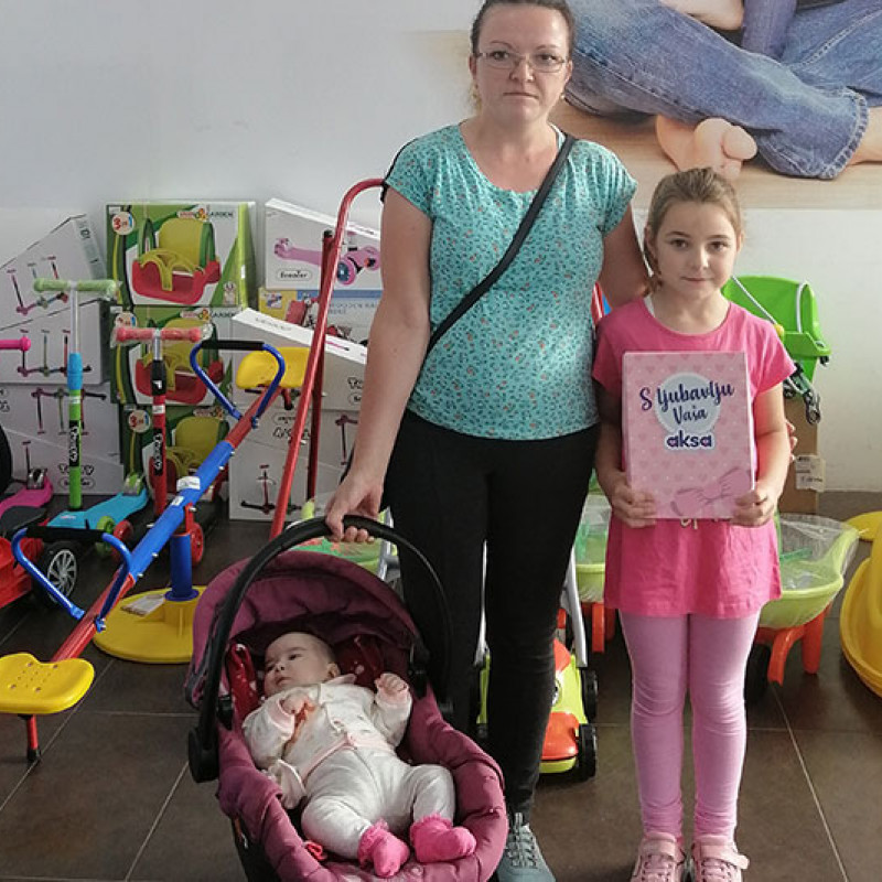 Kad Aksa slavi rođendan, bebe dobijaju poklone