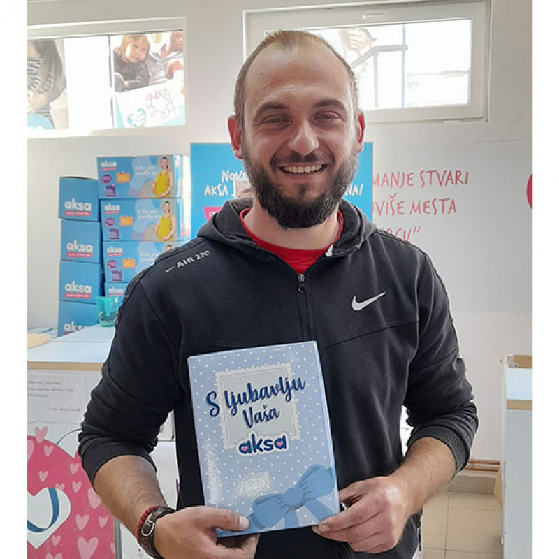 Kad Aksa slavi rođendan, bebe dobijaju poklone