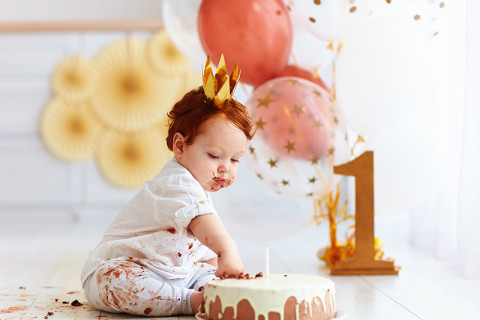 Prvi rođendan bebe. Pokloni, torte i dekoracija