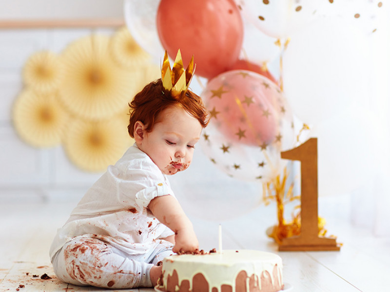 Prvi rođendan bebe. Pokloni, torte i dekoracija