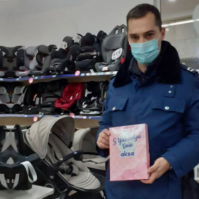 Kad Aksa slavi rođendan, bebe dobijaju poklone