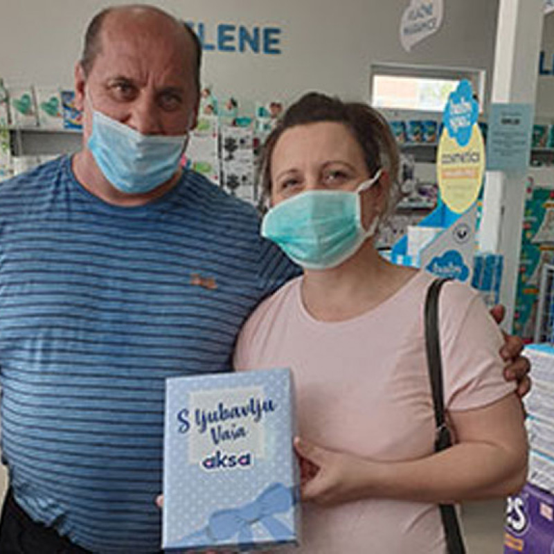 Kad Aksa slavi rođendan, bebe dobijaju poklone
