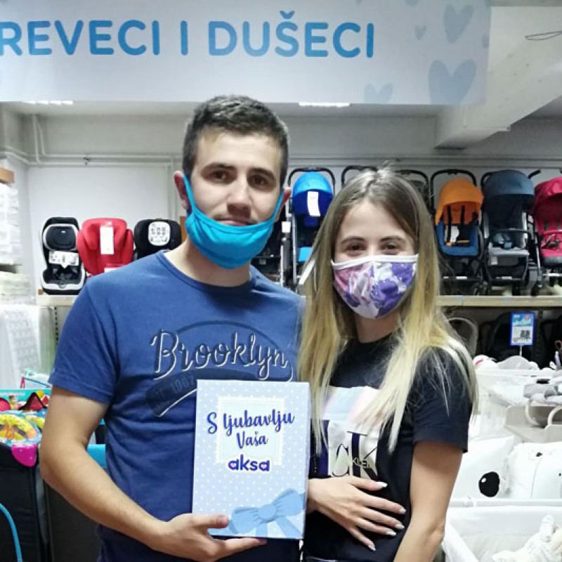 Kad Aksa slavi rođendan, bebe dobijaju poklone