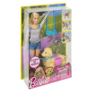 Barbie i kuca u šetnji