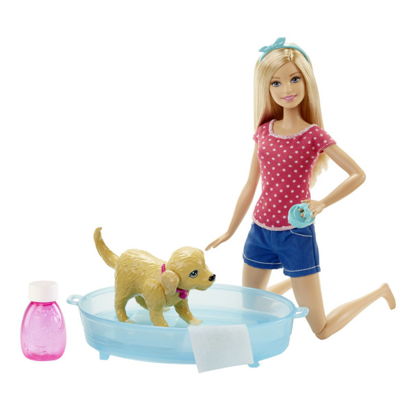 Barbie i kuca u bazenu