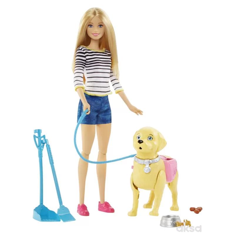Barbie i kuca u šetnji