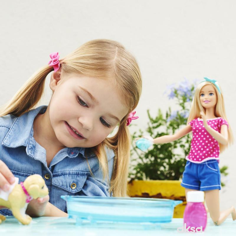 Barbie i kuca u bazenu