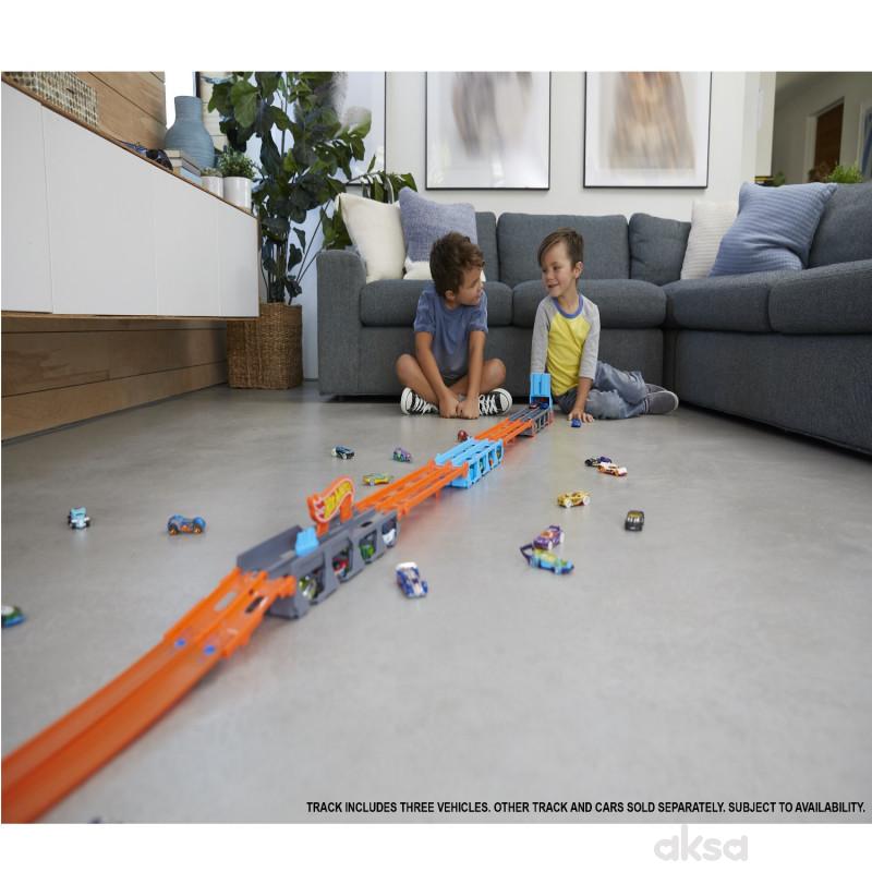 Hot Wheels mega transporter sa stazom